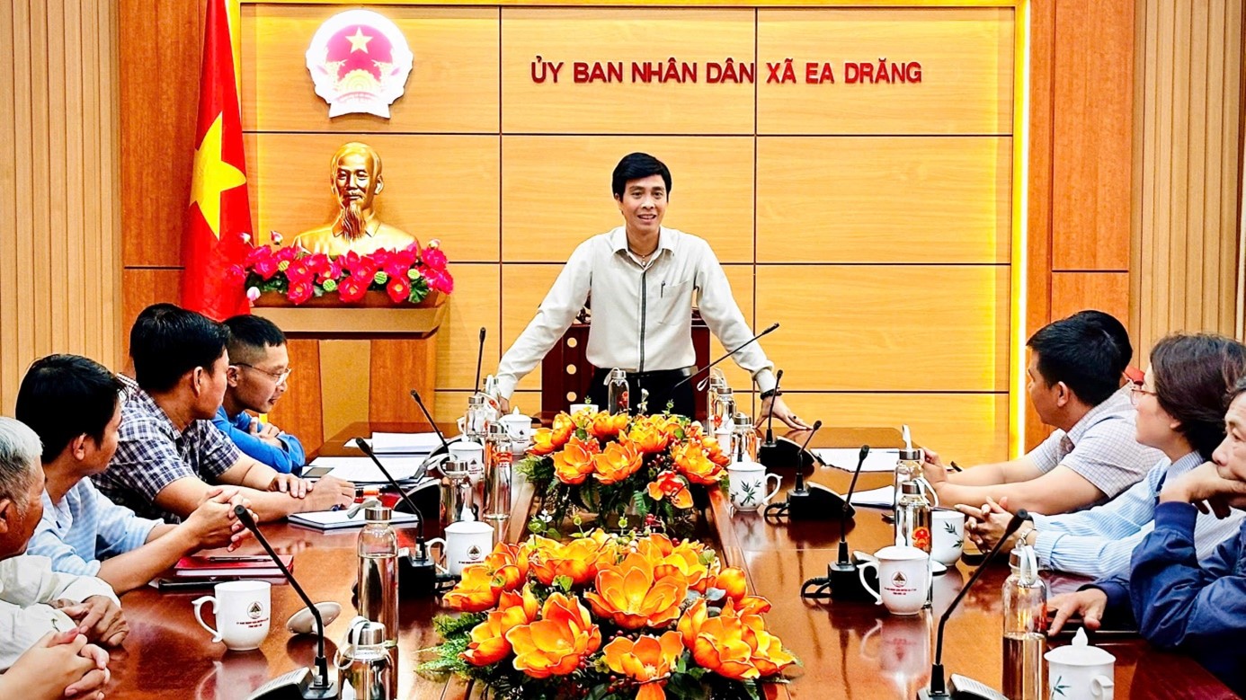 Chủ tịch UBND xã Ea Drăng Hoàng Viết Việt làm việc với Trung tâm Truyền thông – Văn hóa – Thể thao sau sáp nhập